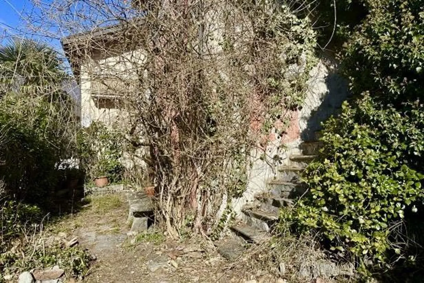 Trois parties de maison avec grand jardin - Photo 2 sur 49