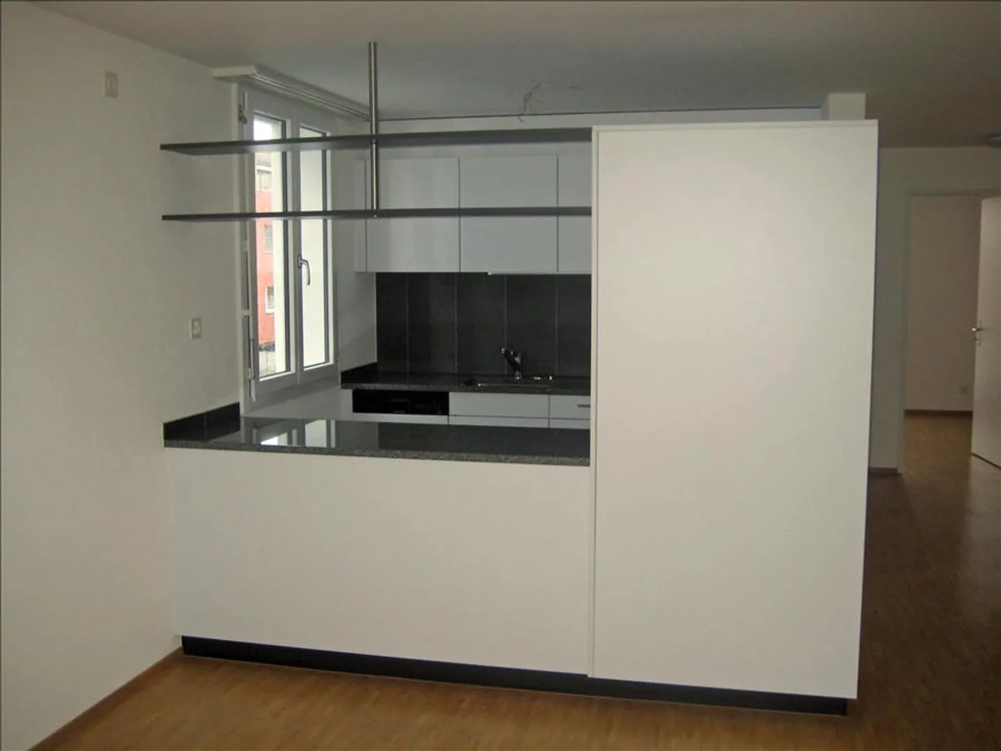 Appartement ensoleillé avec coin jardin - Photo 3 sur 6