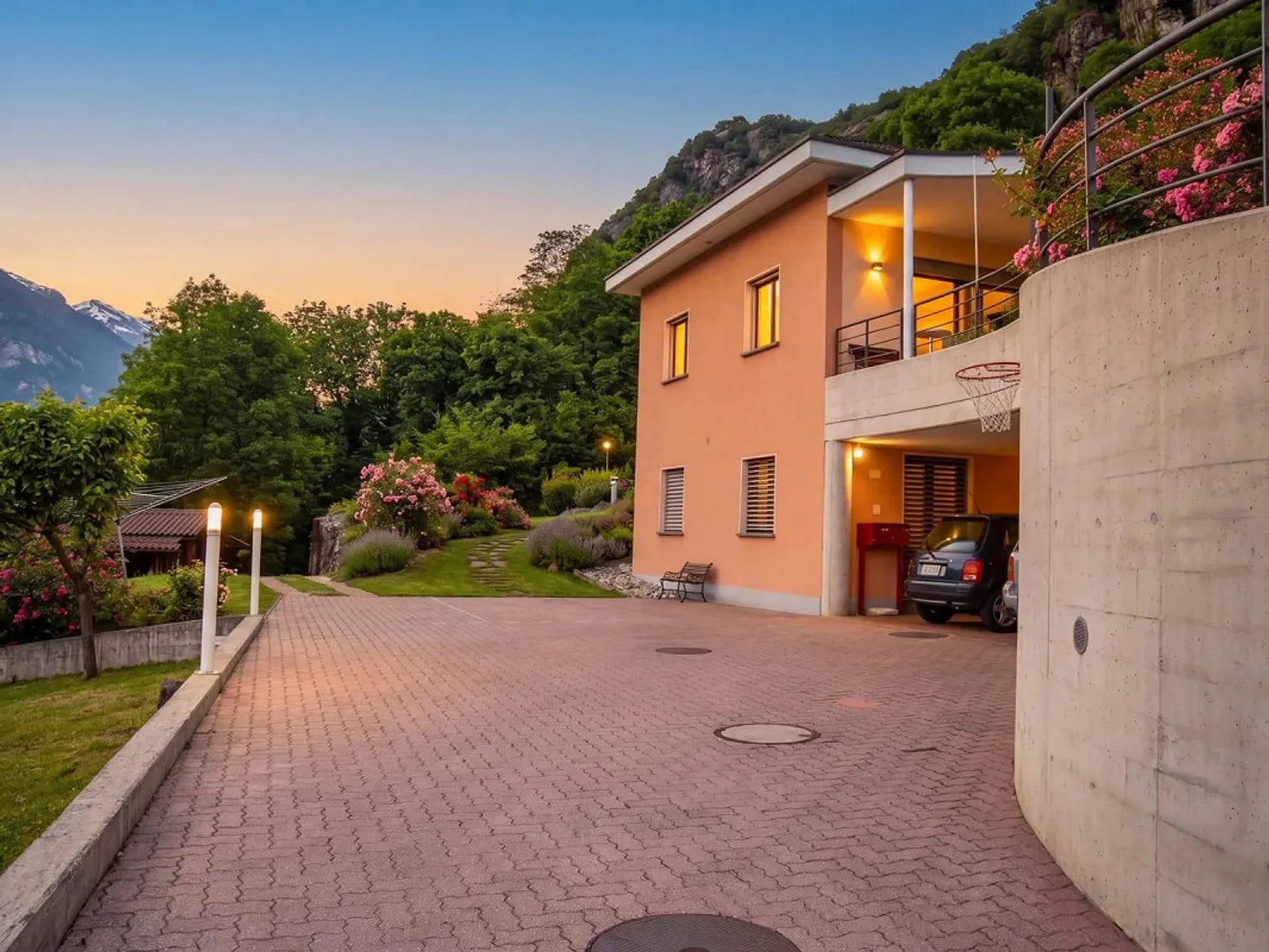 5,5-Zimmer-Haus mit separater Wohnung und großem Garten - Foto 2 von 13