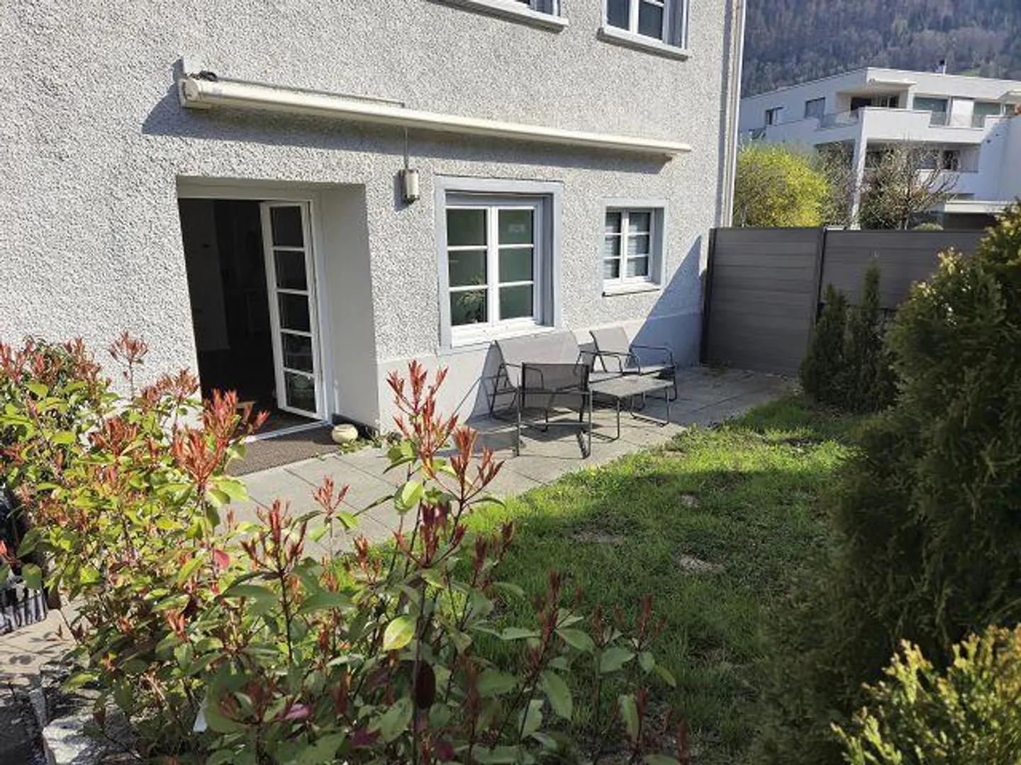 Appartement de 2,5 pièces au rez-de-chaussée avec patio - Photo 2 sur 6