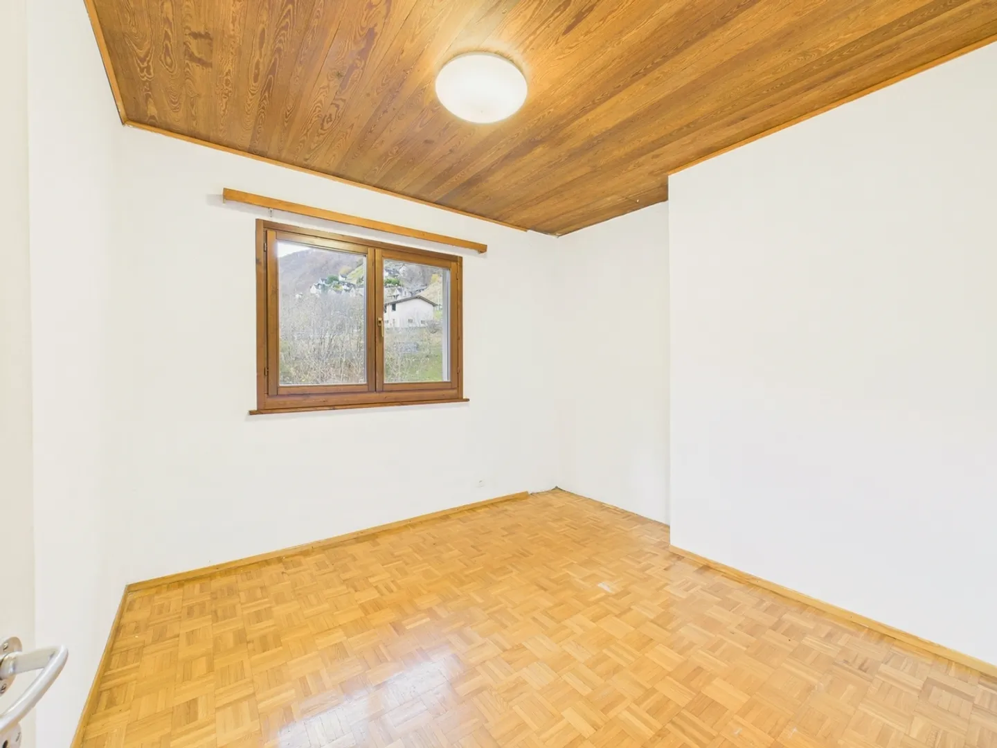 Semi-detached house with two apartments and stunning view in Lavertezzo, TI - Photo 7 of 13