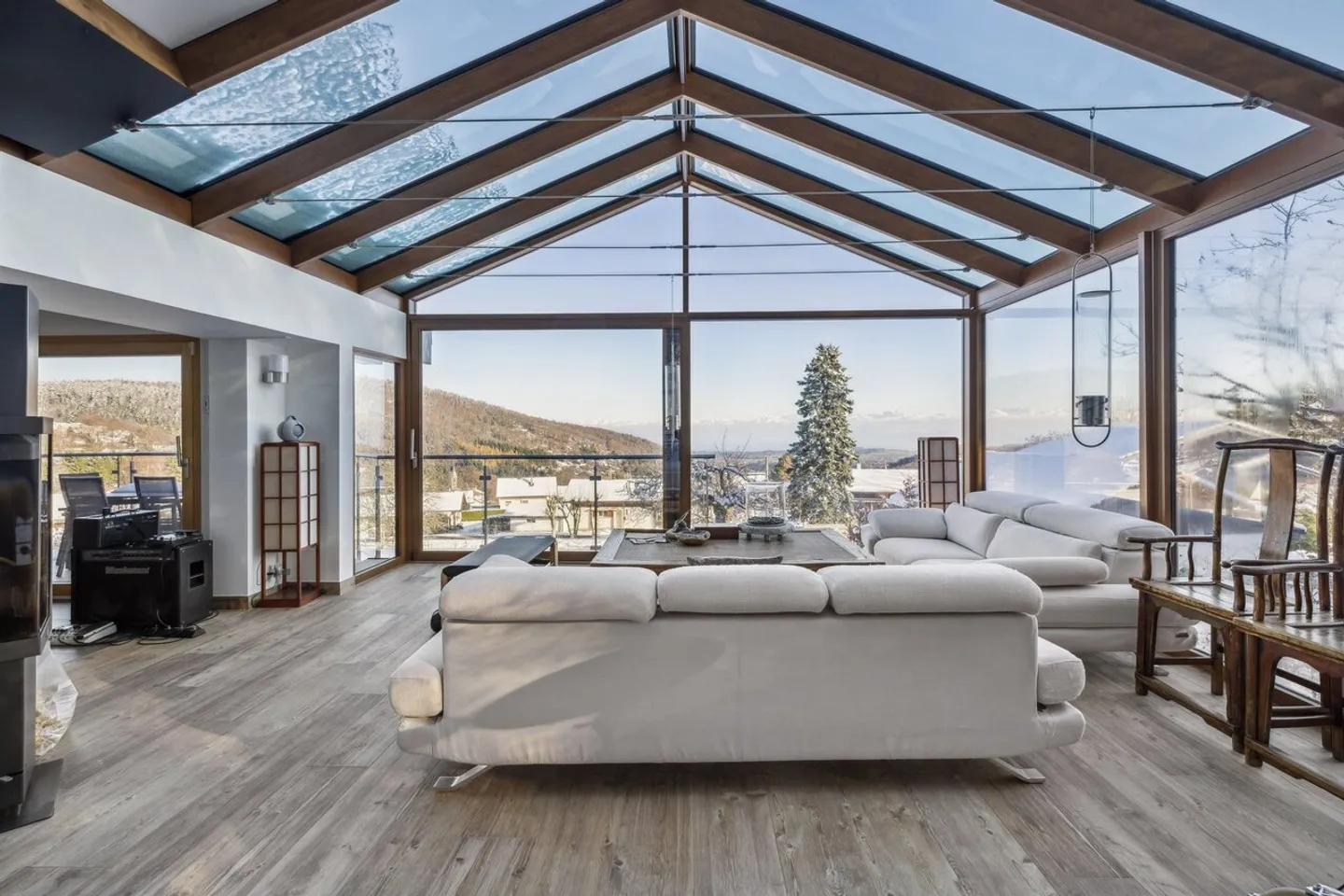 Villa-chalet: fascino, autenticità e serenità alpina con vista lago - Foto 1 di 8