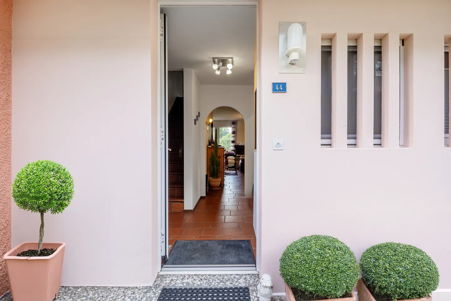 Casa angolare con giardino privato e piscina condivisa - Foto 2 di 11