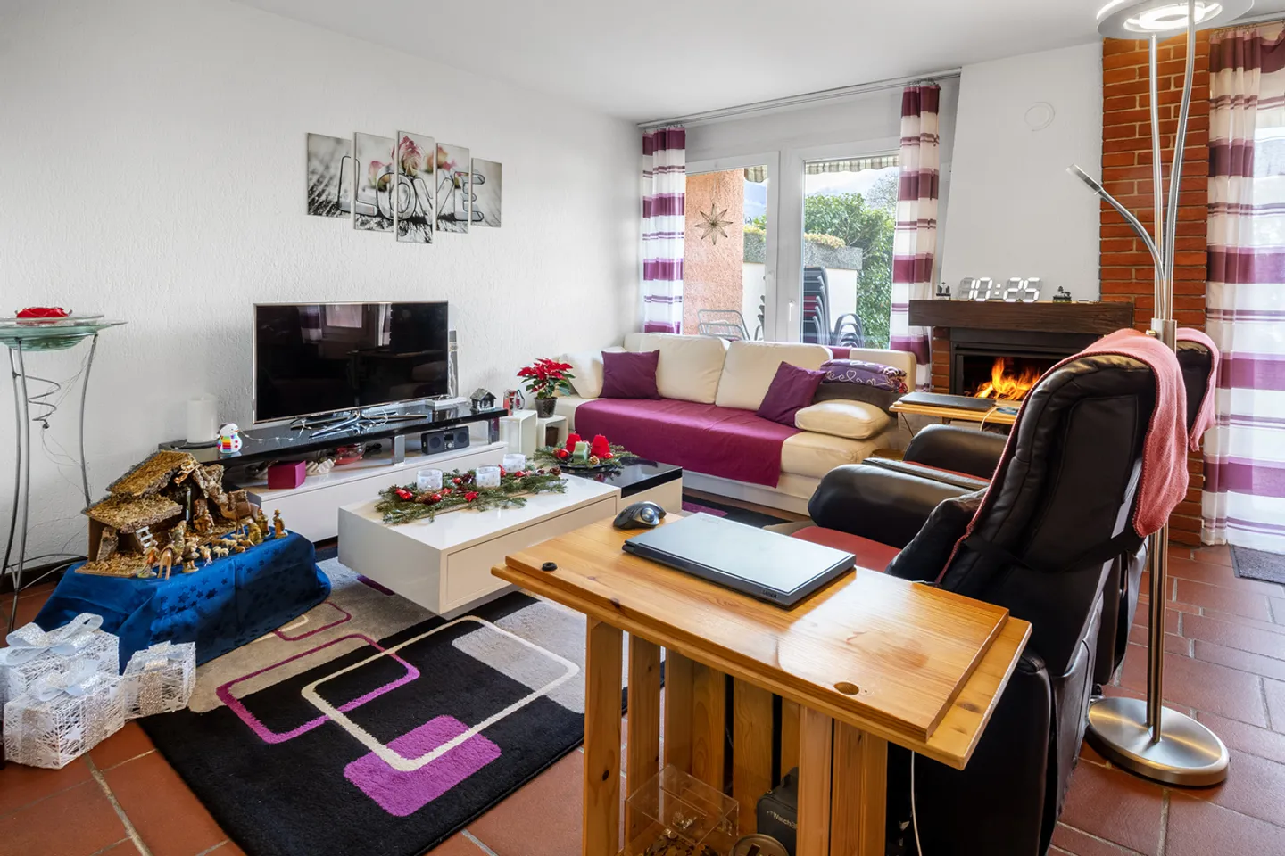 Casa angolare con giardino privato e piscina condivisa - Foto 3 di 11