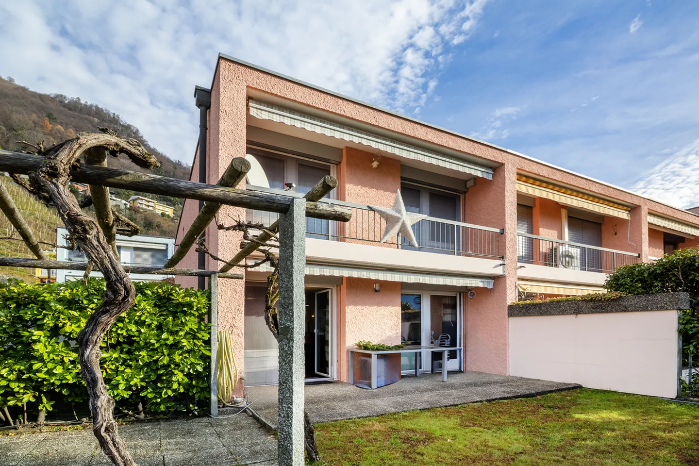 Casa angolare con giardino privato e piscina condivisa - Foto 1 di 11