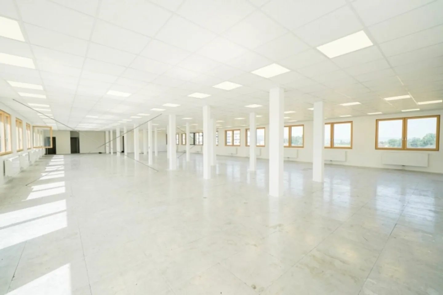Spazio ufficio/commerciale attraente e aperto in nuovo edificio con grande terrazza - Foto 2 di 7