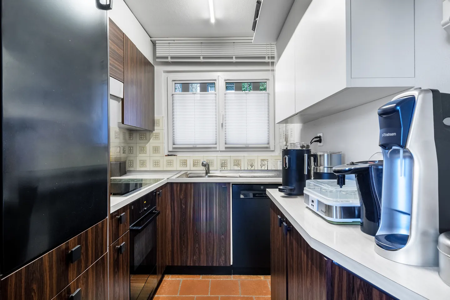 Casa angolare con giardino privato e piscina condivisa - Foto 5 di 11