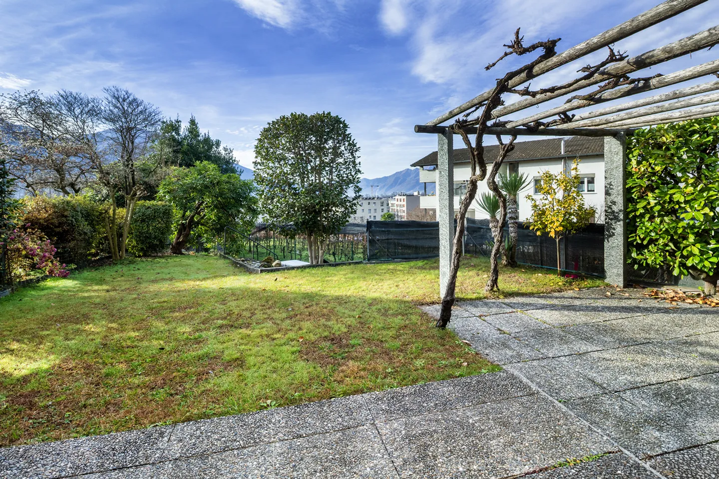 Casa angolare con giardino privato e piscina condivisa - Foto 9 di 11