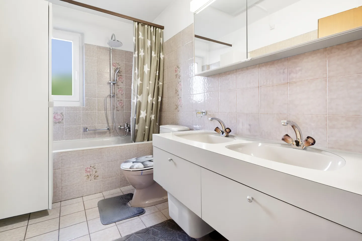 Casa angolare con giardino privato e piscina condivisa - Foto 7 di 11