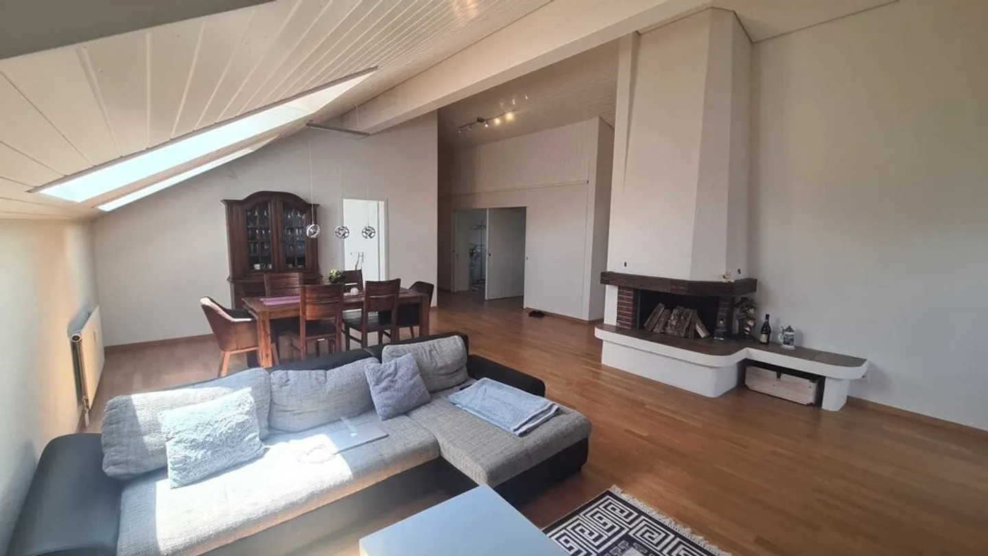Grosszügige Dachwohnung mit Balkon! - Foto 2 von 9