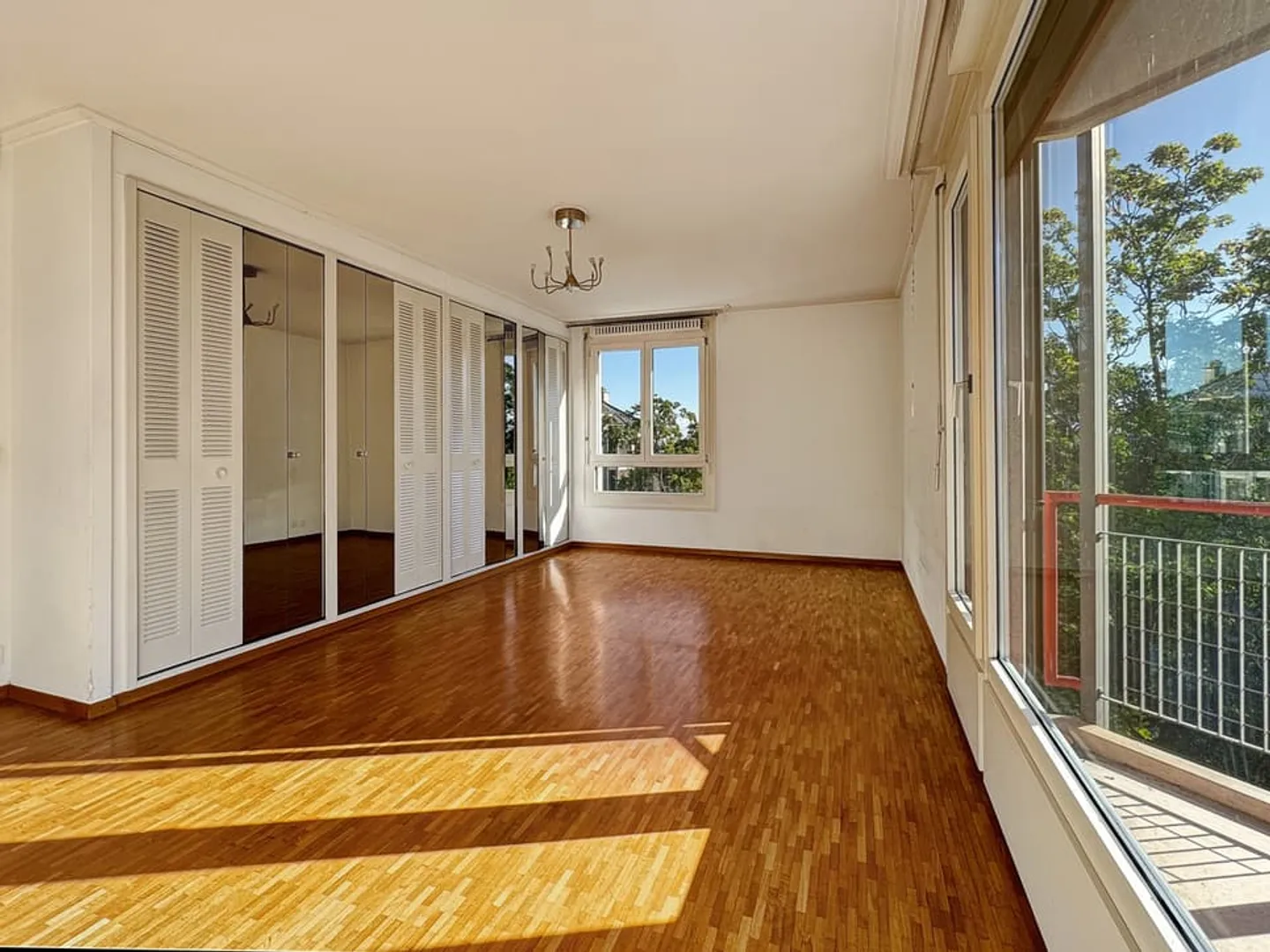 SPACIOUS AND BRIGHT APARTMENT IN THE HEART OF VERSOIX - Photo 4 of 10