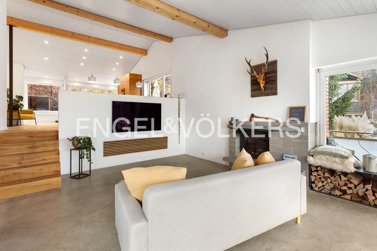 Idyll Meets Elegance: Exclusive Single-Family Home - Photo 3 of 8