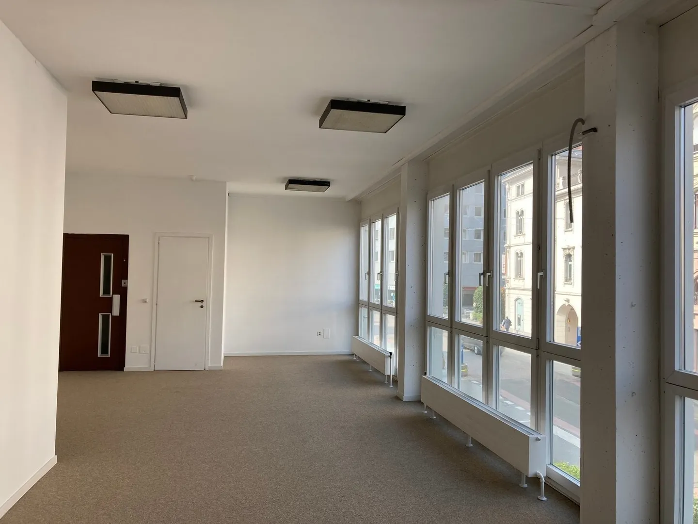 Locaux commerciaux lumineux à louer au premier étage dans un excellent emplacement central à Chiasso - Photo 1 sur 6