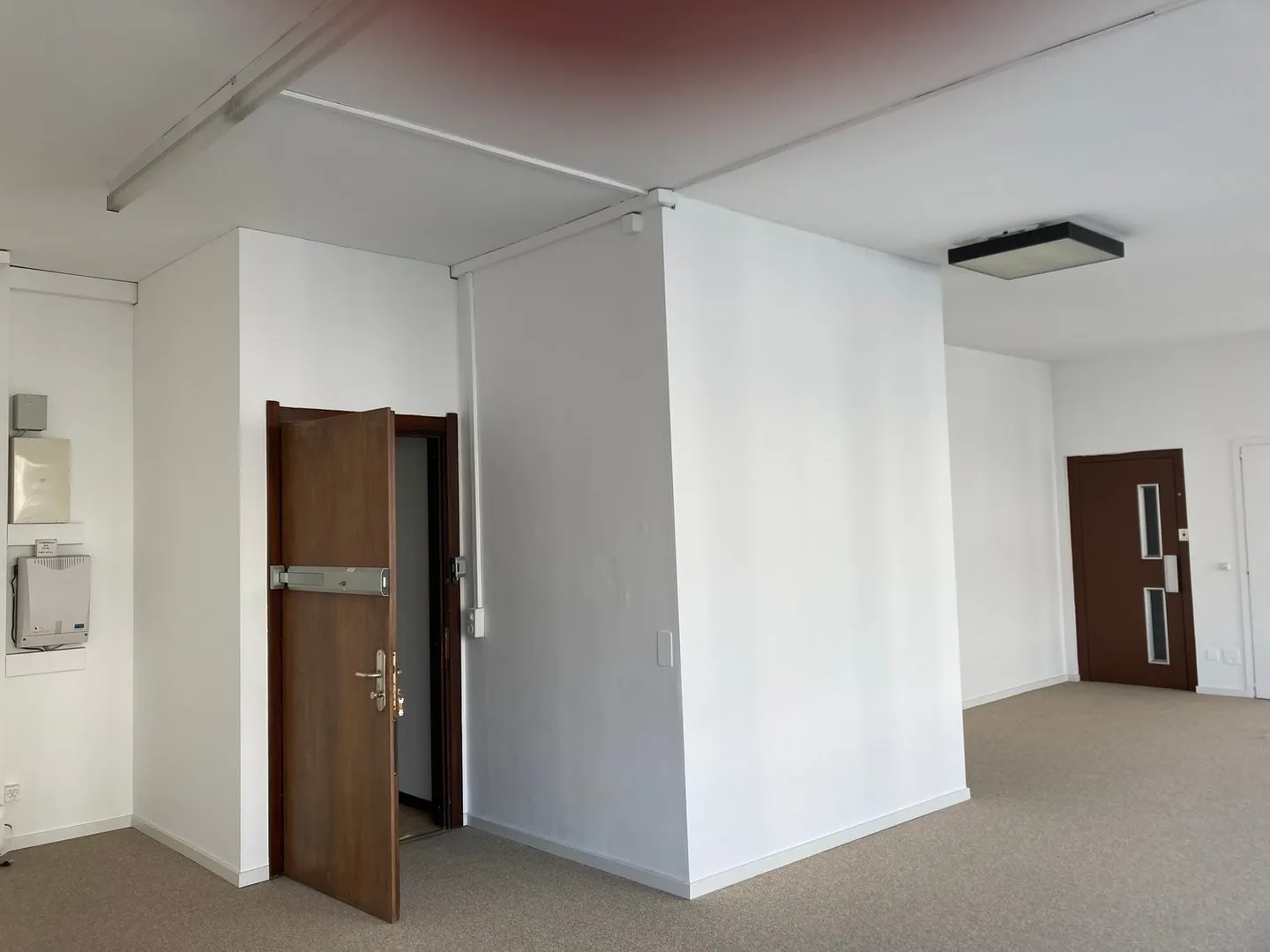 Locaux commerciaux lumineux à louer au premier étage dans un excellent emplacement central à Chiasso - Photo 2 sur 6