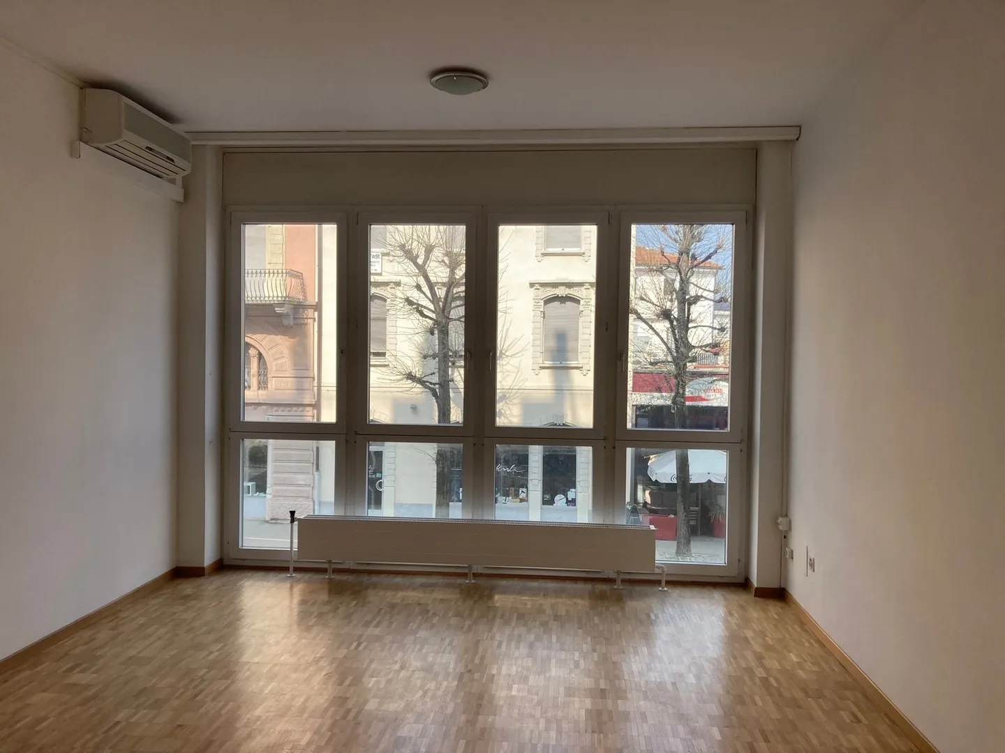 Locaux commerciaux lumineux à louer au premier étage dans un excellent emplacement central à Chiasso - Photo 3 sur 6