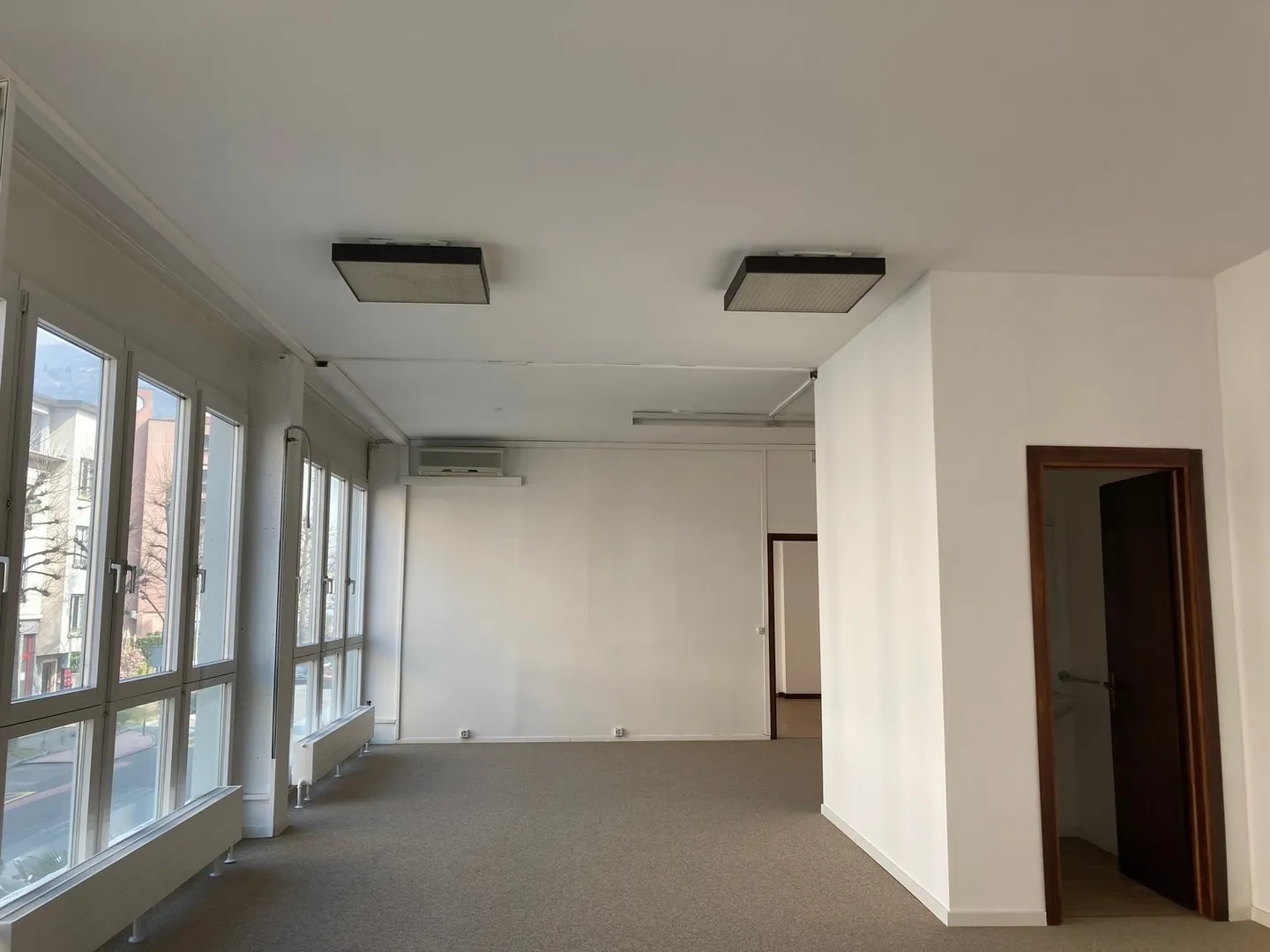 Locaux commerciaux lumineux à louer au premier étage dans un excellent emplacement central à Chiasso - Photo 4 sur 6