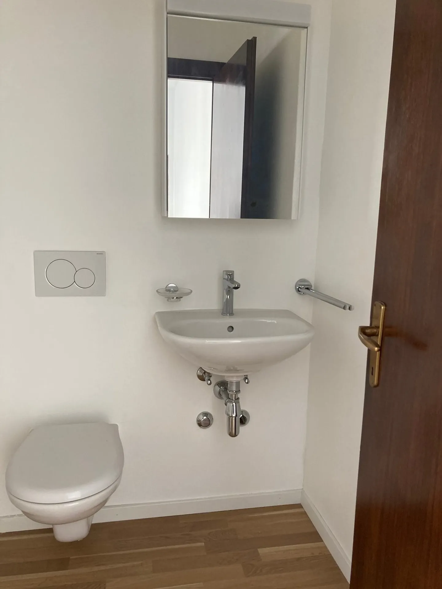 Locaux commerciaux lumineux à louer au premier étage dans un excellent emplacement central à Chiasso - Photo 5 sur 6