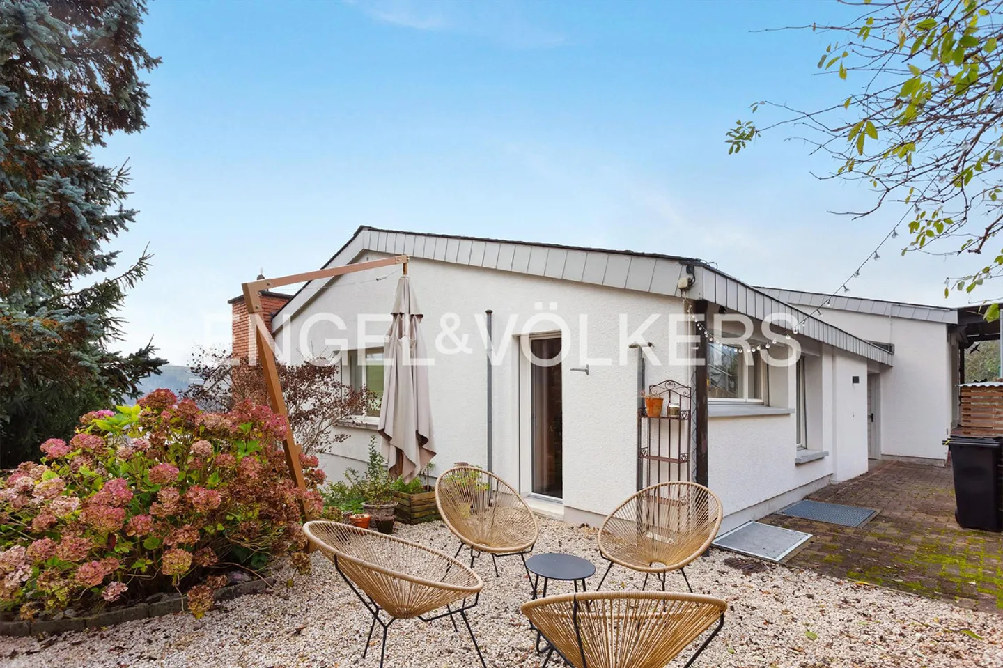 Idyll Meets Elegance: Exclusive Single-Family Home - Photo 6 of 8