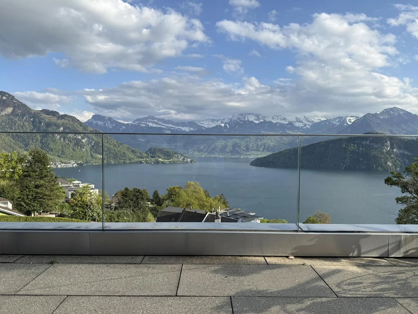 Newly renovated 4.5 room terrace apartment with dream view of lake and mountains - Photo 1 of 4