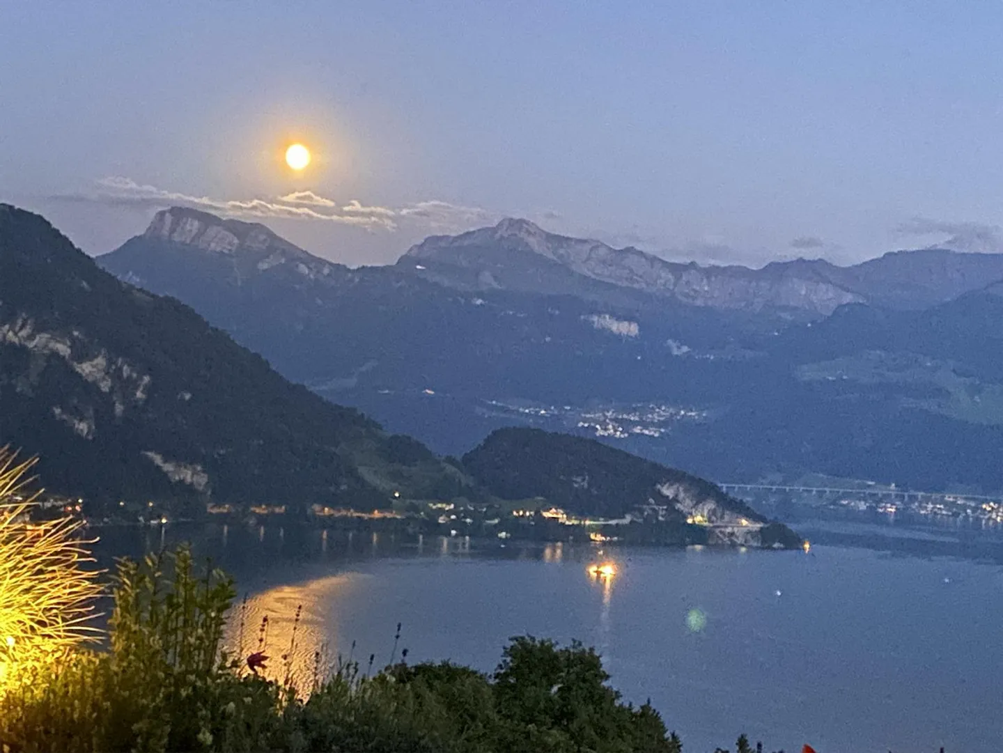 Newly renovated 4.5 room terrace apartment with dream view of lake and mountains - Photo 2 of 4