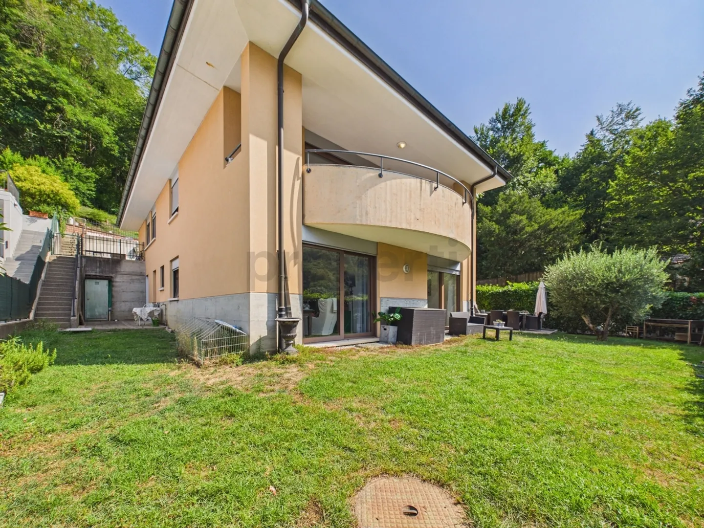 Exclusive villa with pool, large garden and beach access - Photo 1 of 10