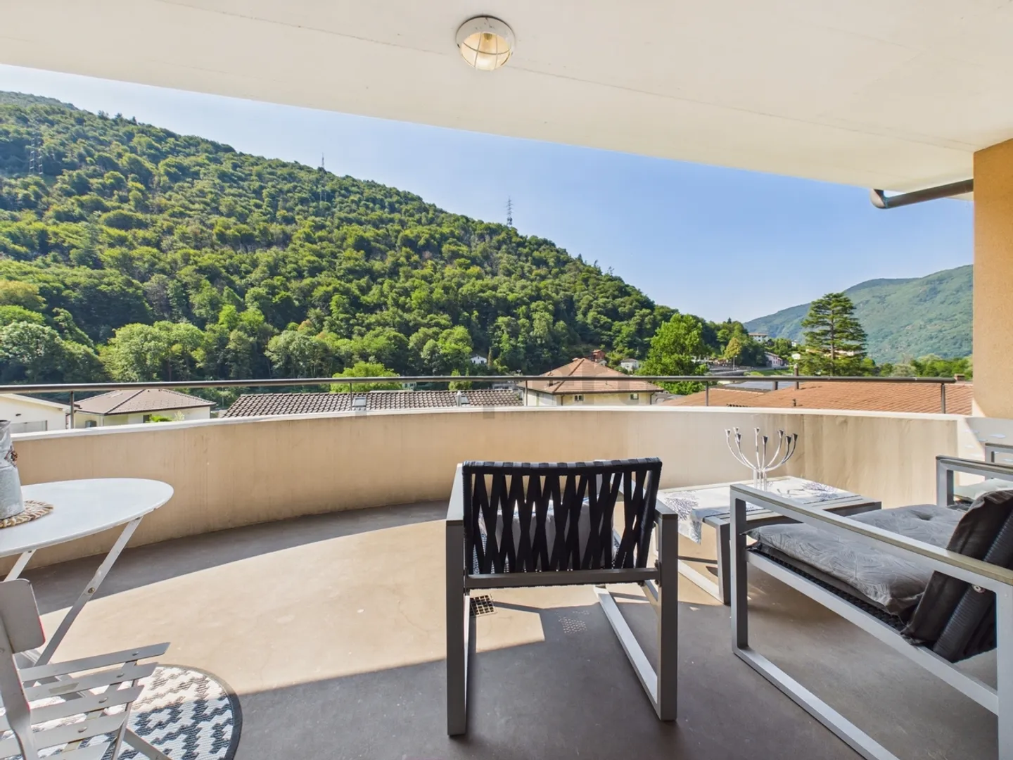 Exclusive villa with pool, large garden and beach access - Photo 9 of 10