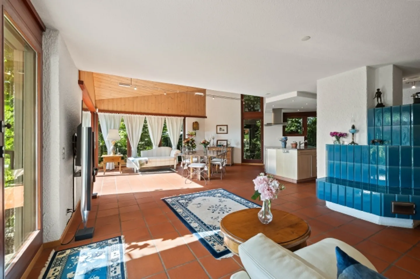 Bijou architectural sur presque 1 000 m² de terrain - Photo 3 sur 8