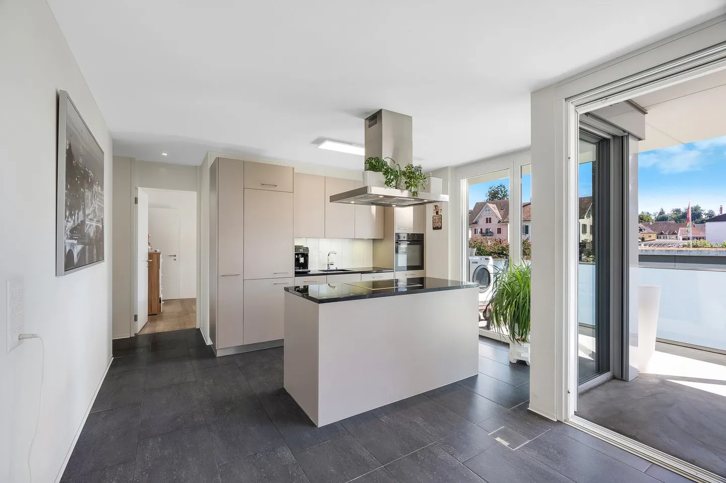 Più spazio per vivere: Ampio appartamento di 4,5 stanze con balcone di 61 m2 - Foto 3 di 12