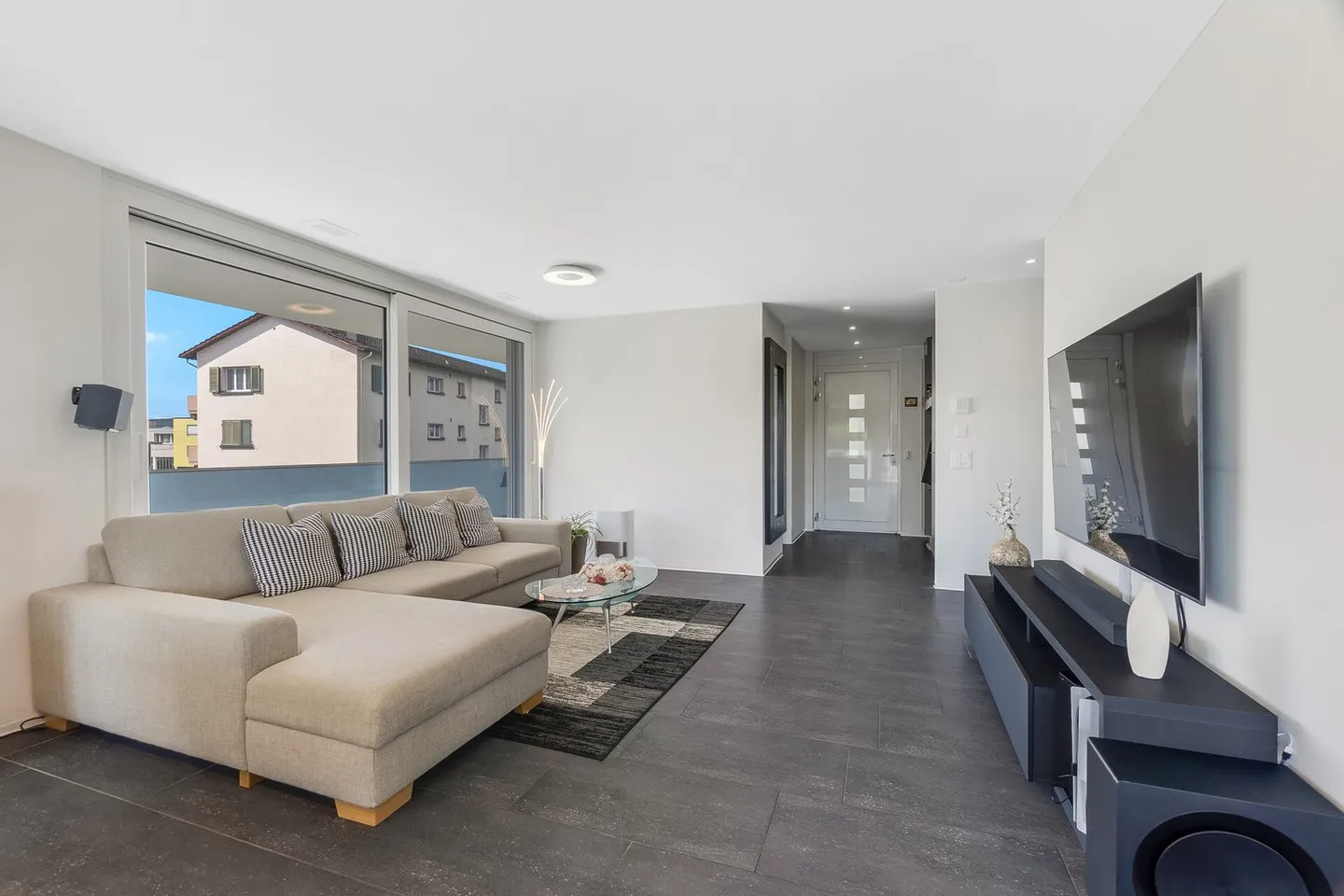 Più spazio per vivere: Ampio appartamento di 4,5 stanze con balcone di 61 m2 - Foto 4 di 12