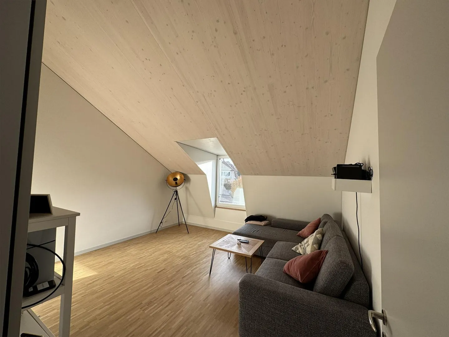 Freshly renovated 4.5-room apartment in a central location - Photo 2 of 15