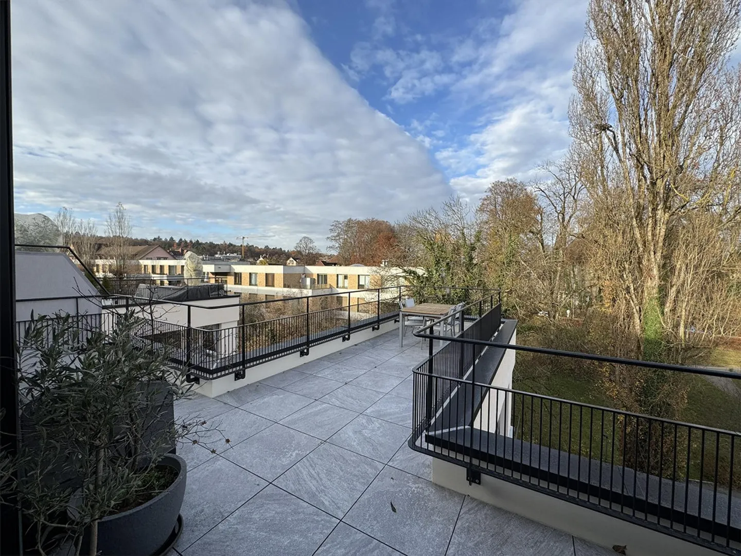 Freshly renovated 4.5-room apartment in a central location - Photo 3 of 15