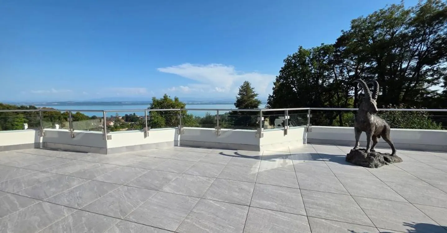 Beeindruckende Villa mit Seeblick - Foto 2 von 11
