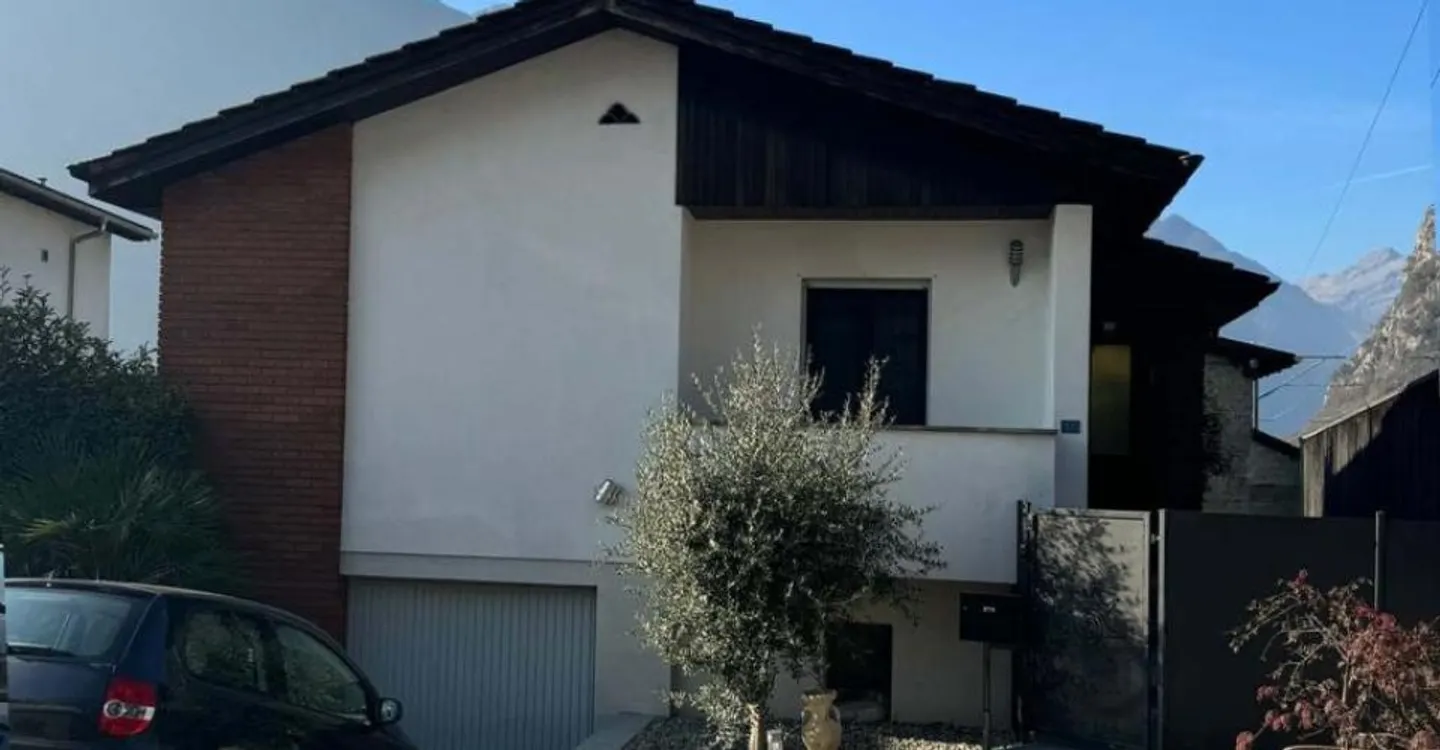 Renovated 4.5 Room Detached Villa in Biasca - Photo 1 of 8