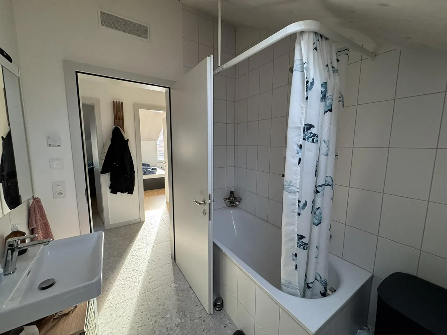 Freshly renovated 4.5-room apartment in a central location - Photo 9 of 15