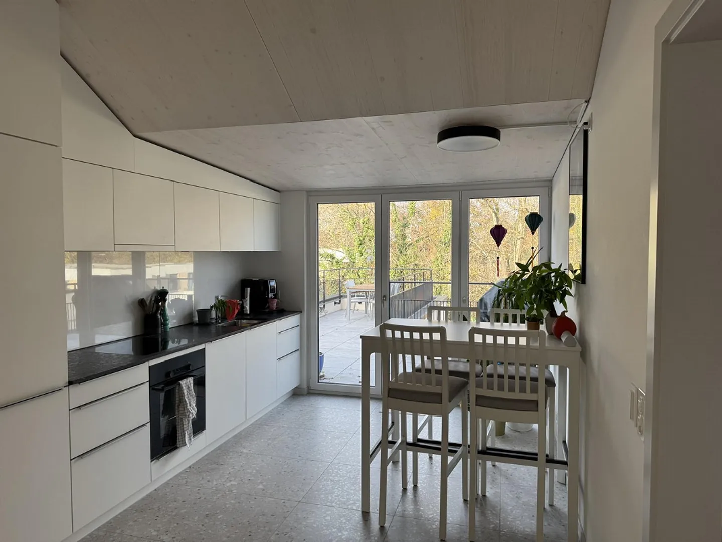 Freshly renovated 4.5-room apartment in a central location - Photo 12 of 15