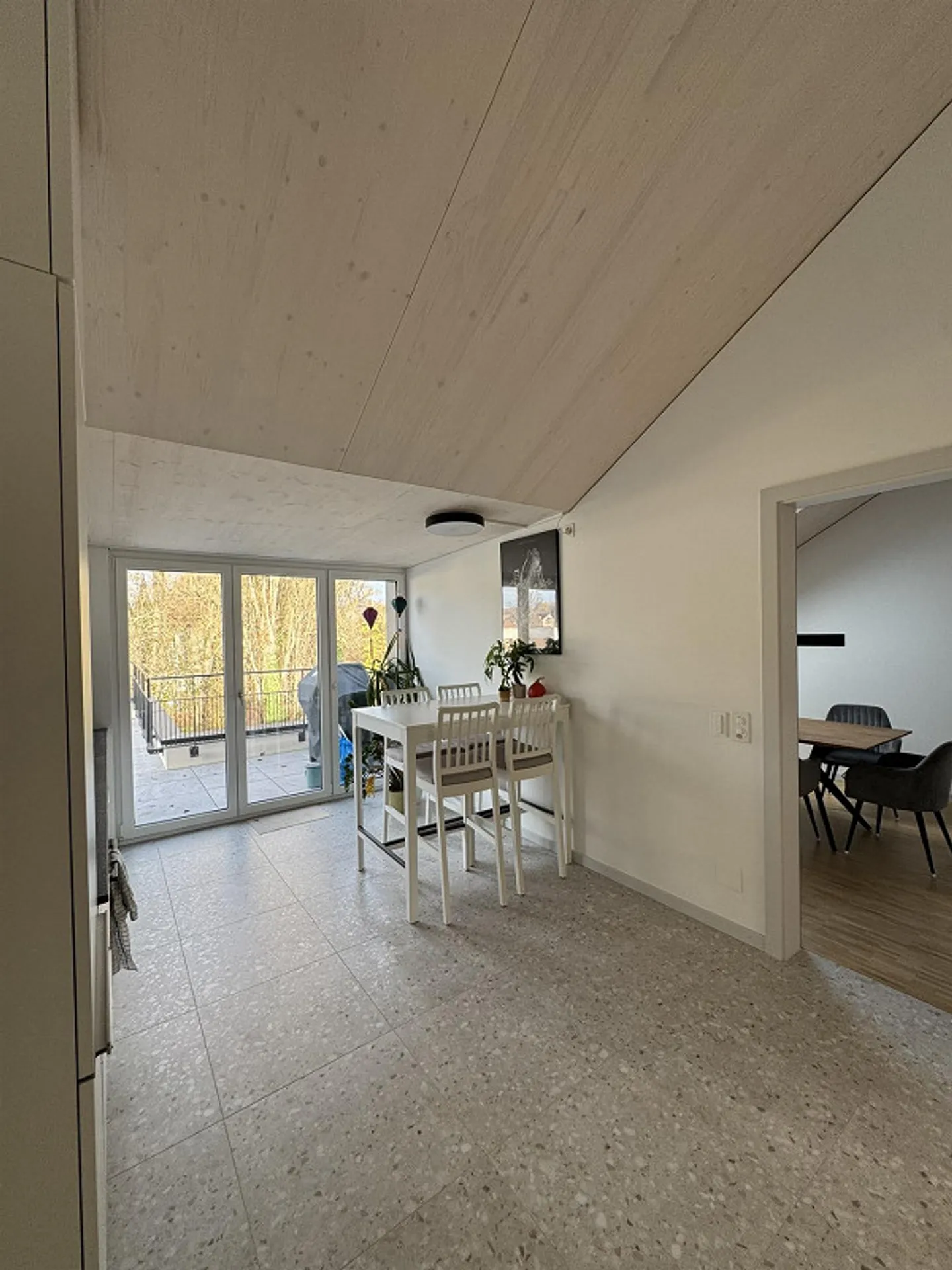 Freshly renovated 4.5-room apartment in a central location - Photo 13 of 15