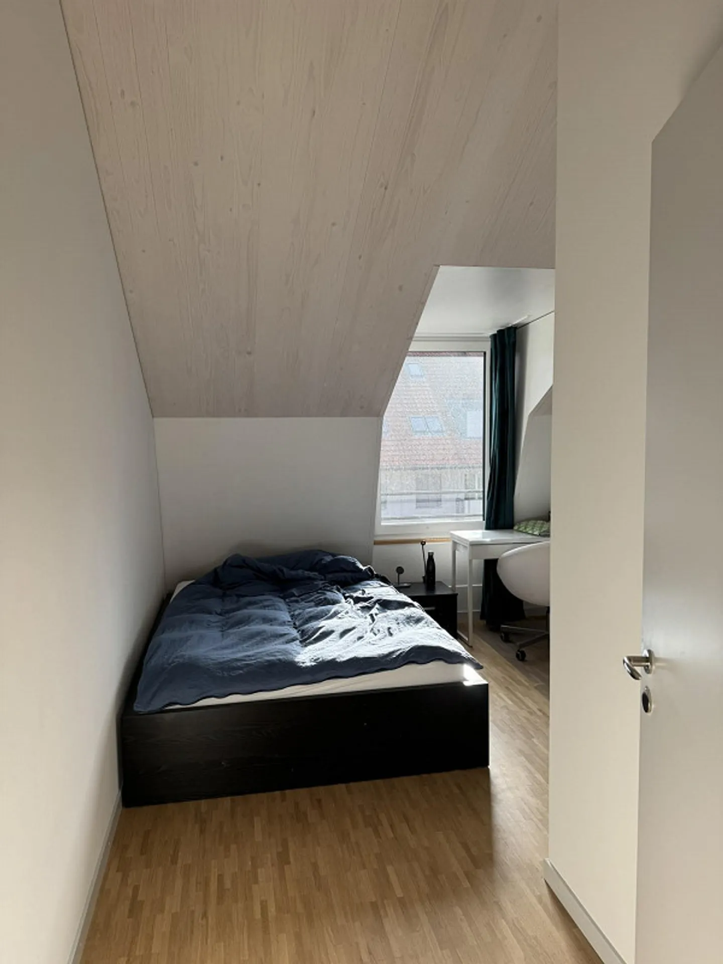 Freshly renovated 4.5-room apartment in a central location - Photo 14 of 15