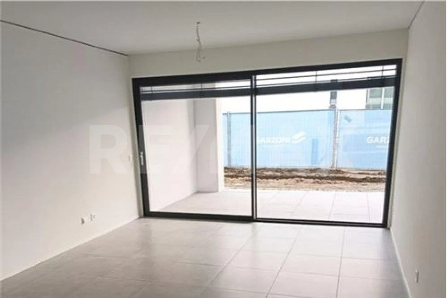 Moderne 2,5 pièces avec jardin et parking - Photo 3 sur 10