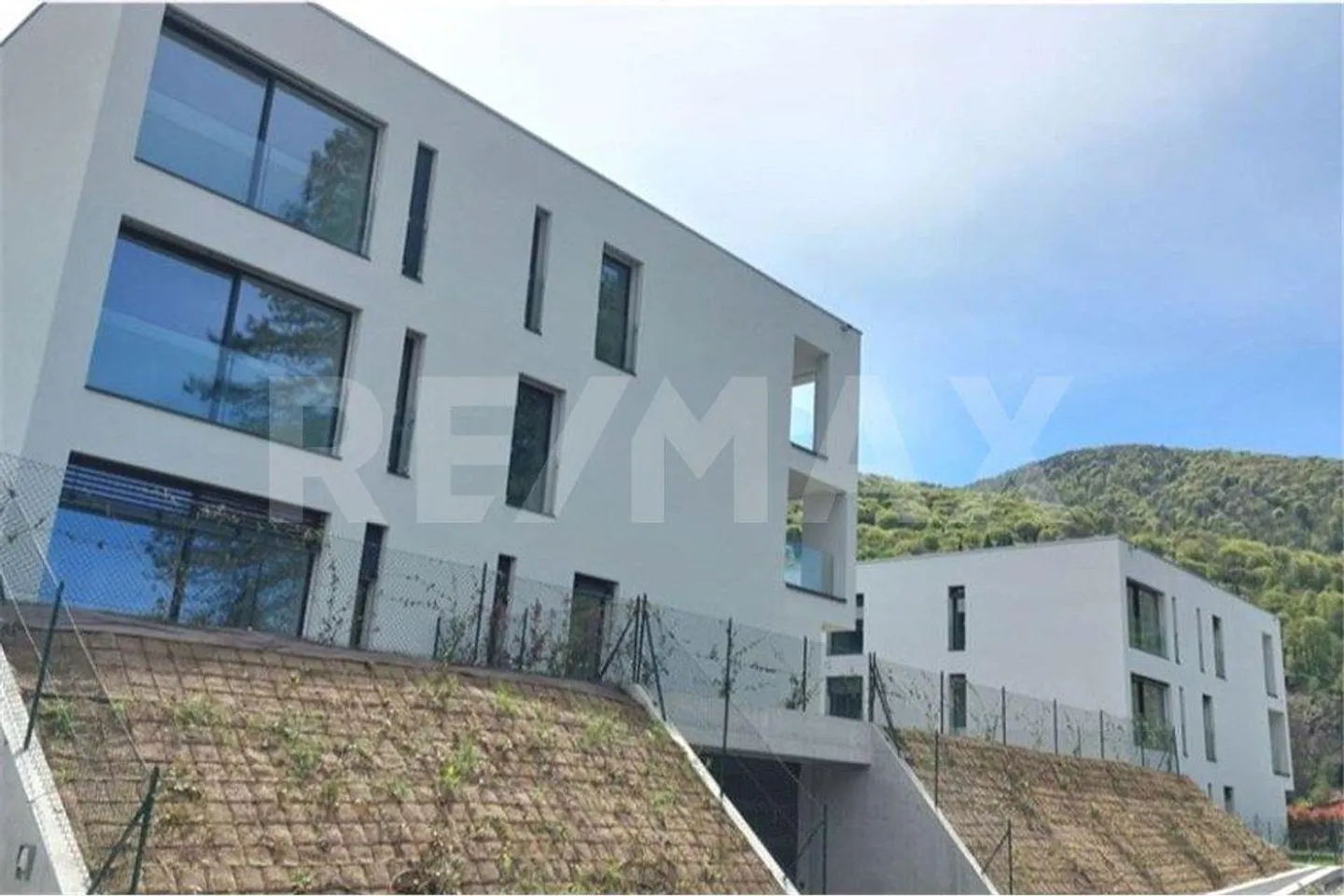 Moderne 2,5 pièces avec jardin et parking - Photo 9 sur 10