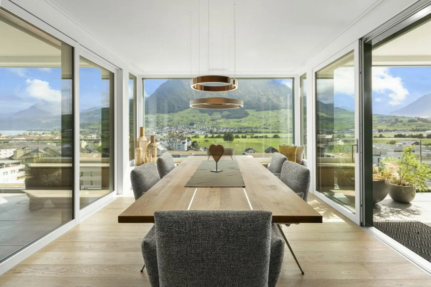 Elegance & Design - Photo 2 of 2