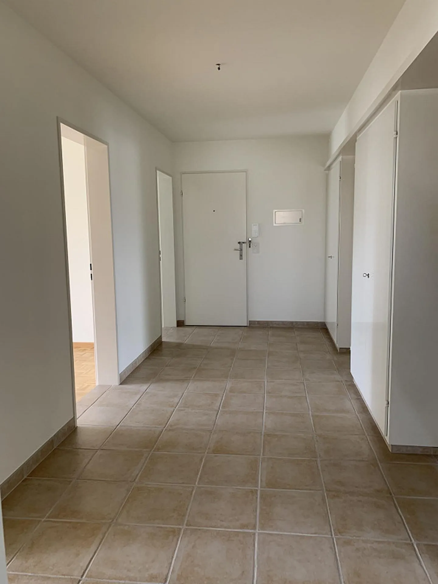 Appartement spacieux et lumineux de 4 pièces (103m²) avec tour de lavage privé à Reinach - Photo 12 sur 17