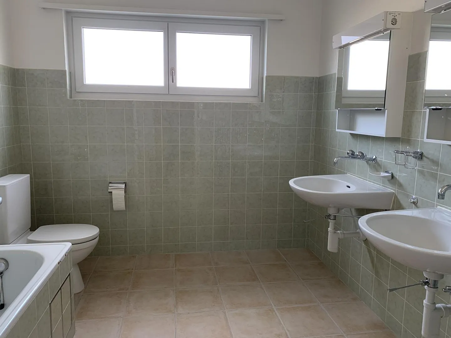 Appartement spacieux et lumineux de 4 pièces (103m²) avec tour de lavage privé à Reinach - Photo 6 sur 17