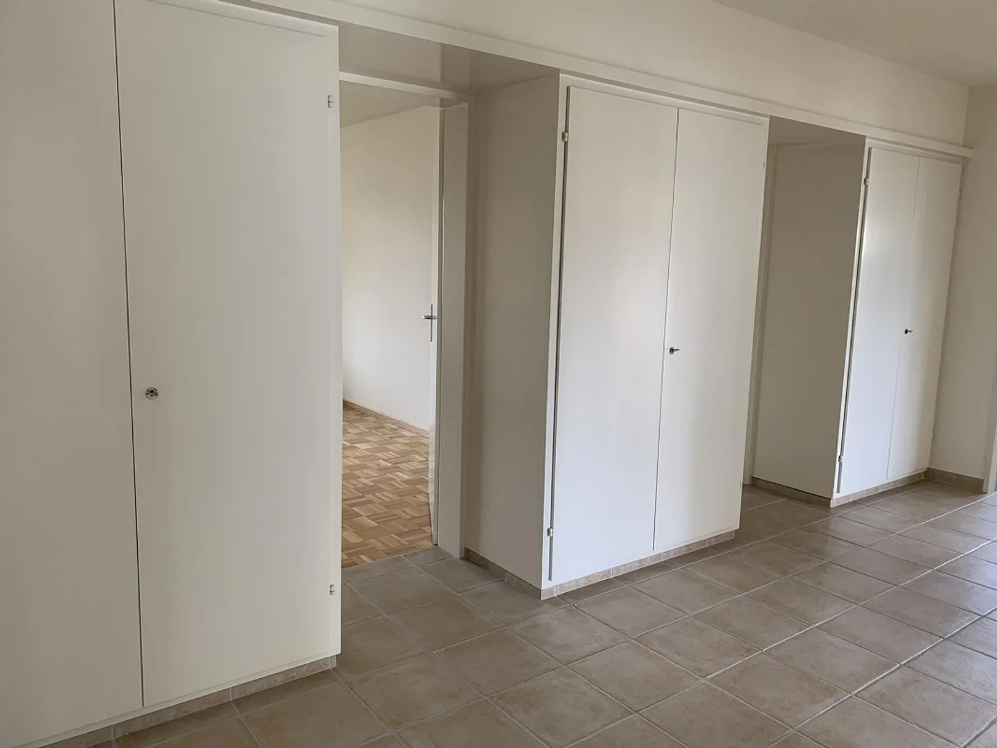 Appartement spacieux et lumineux de 4 pièces (103m²) avec tour de lavage privé à Reinach - Photo 7 sur 17