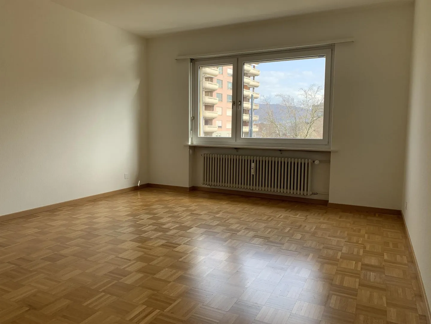 Appartement spacieux et lumineux de 4 pièces (103m²) avec tour de lavage privé à Reinach - Photo 9 sur 17