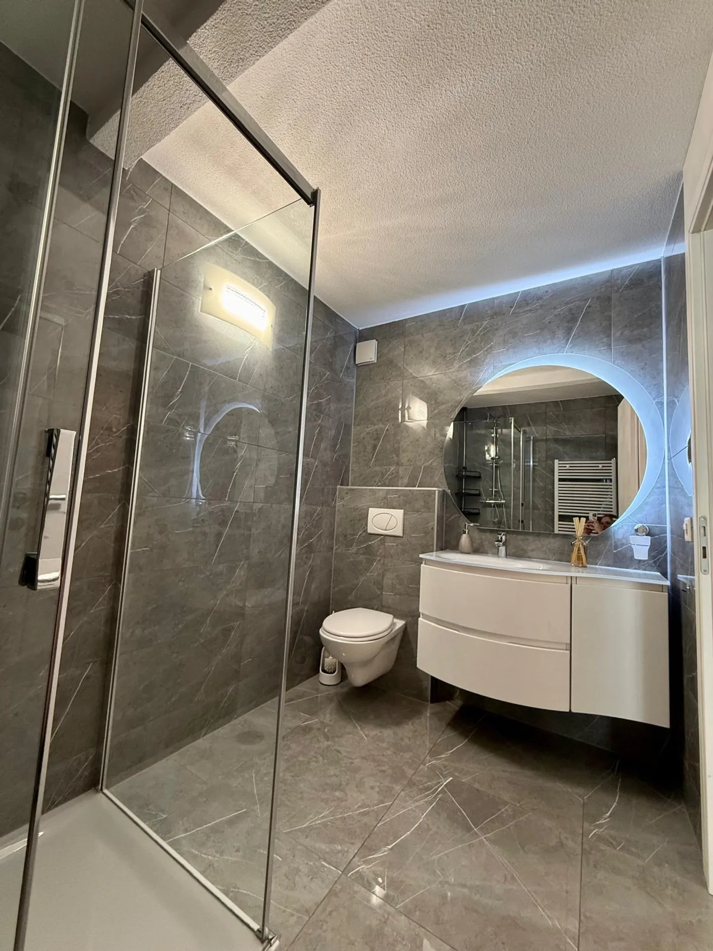 Appartamento lussuoso di 3.5 locali in una posizione tranquilla a Ipsach - Foto 4 di 11