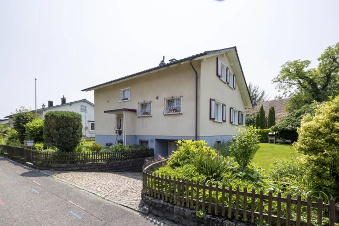 Gioiello segreto con grande giardino in posizione adatta alle famiglie - Foto 1 di 13