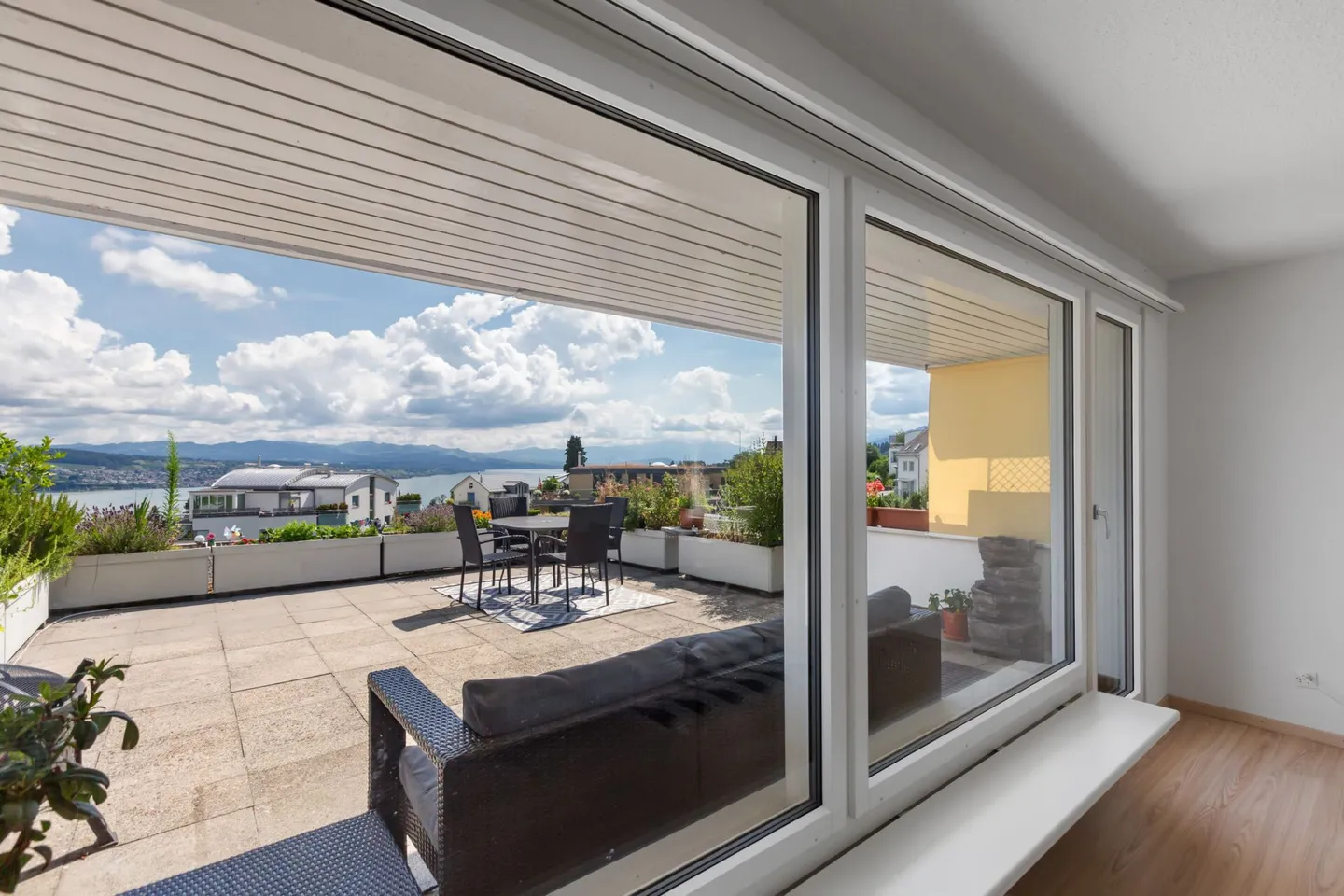 Vivere con una magnifica vista sul lago e sulle montagne - affascinante casa a terrazza in una posizione collinare soleggiata - Foto 1 di 12