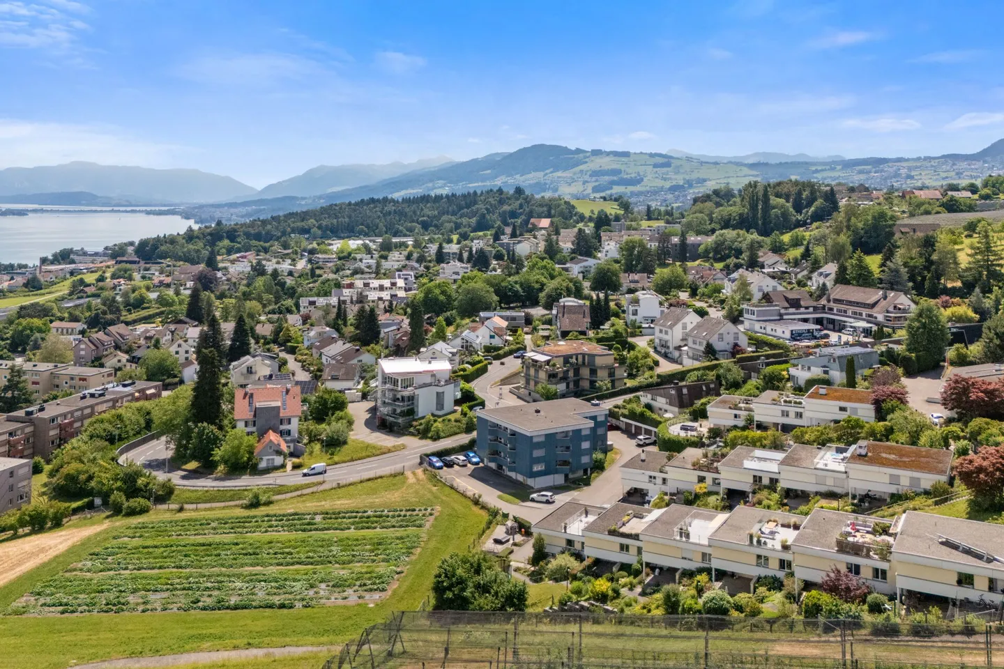 Vivere con una magnifica vista sul lago e sulle montagne - affascinante casa a terrazza in una posizione collinare soleggiata - Foto 4 di 12