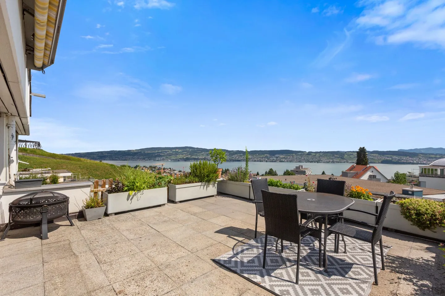 Vivere con una magnifica vista sul lago e sulle montagne - affascinante casa a terrazza in una posizione collinare soleggiata - Foto 2 di 12