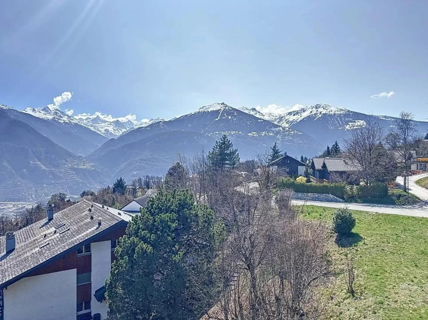 Exclusivité - Superbe attique de 5.5 pièces avec vue imprenable sur les montagne - Foto 1 di 15